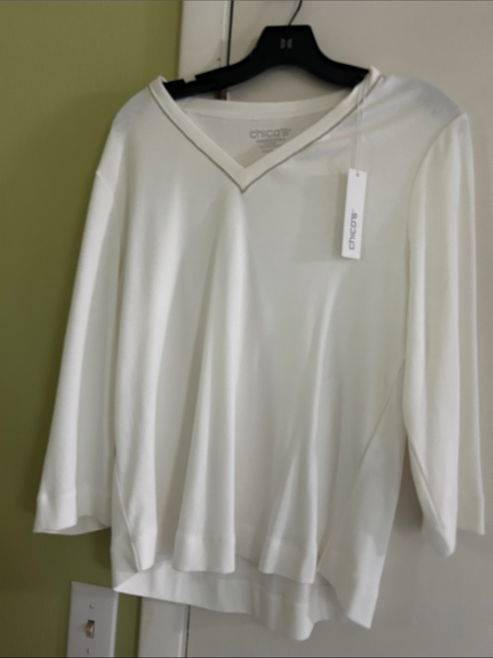 Chico's White V-Neck Long Sleeve Knit Top